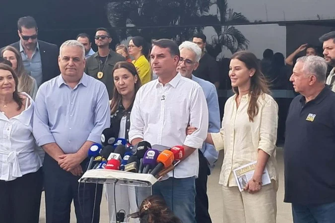 Flávio Bolsonaro volta a ter autorização para visitar Jair após decisão de Alexandre de Moraes