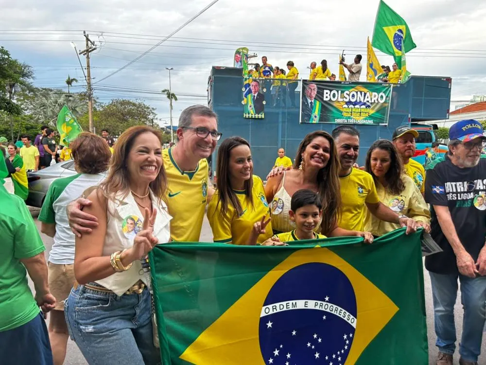 Apoiadores de Flávio Bolsonaro participaram de manifestação com trio elétrico e carreata, em Três Lagoas. (Foto: 24h News MS)