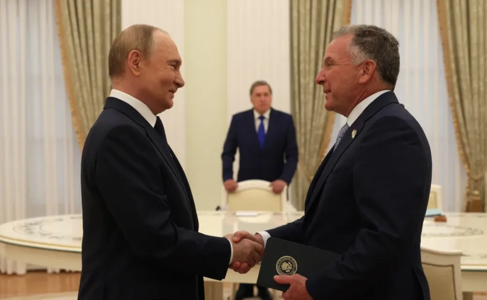 Steve Witkoff deve viajar nesta quarta-feira (21) para a Rússia, onde deverá discutir propostas para o fim da guerra na Ucrânia. (Foto: Kremlin Press Office/Anadolu via Getty Images)