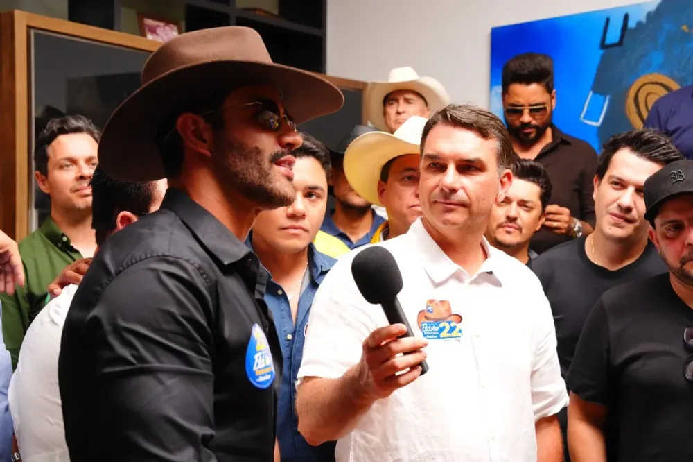 Gusttavo Lima declara apoio a Flávio Bolsonaro e pede que programas como o Bolsa Família sejam mantidos caso o candidato seja eleito. (Foto: Vittor Sales/Divulgação Campanha Flávio Bolsonaro)
