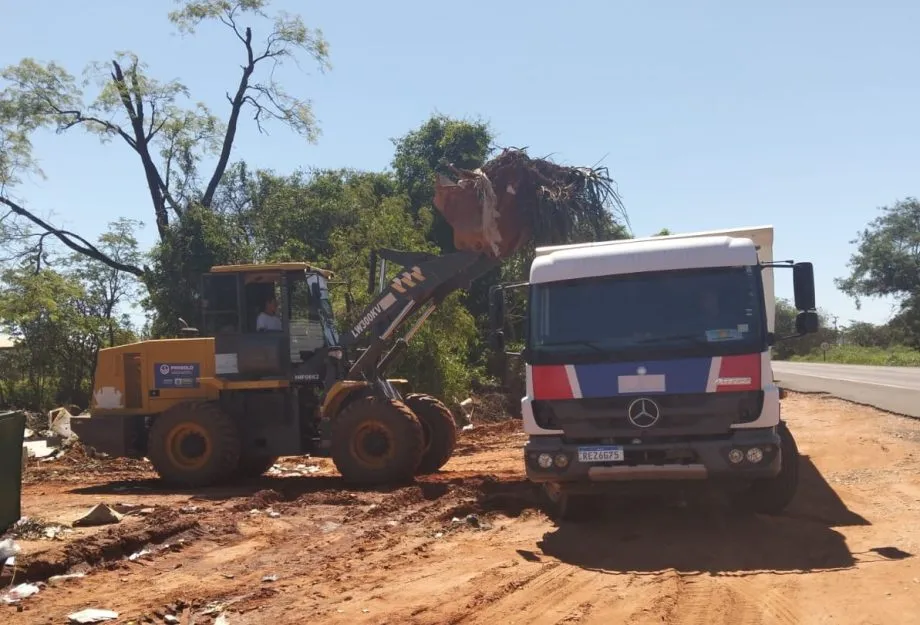 Prefeitura de Três Lagoas realizou limpeza de lixeiras próximas às BR-158 e BR-262 e alertou para multas em casos de descarte irregular. (Foto: Reprodução/Prefeitura de Três Lagoas)