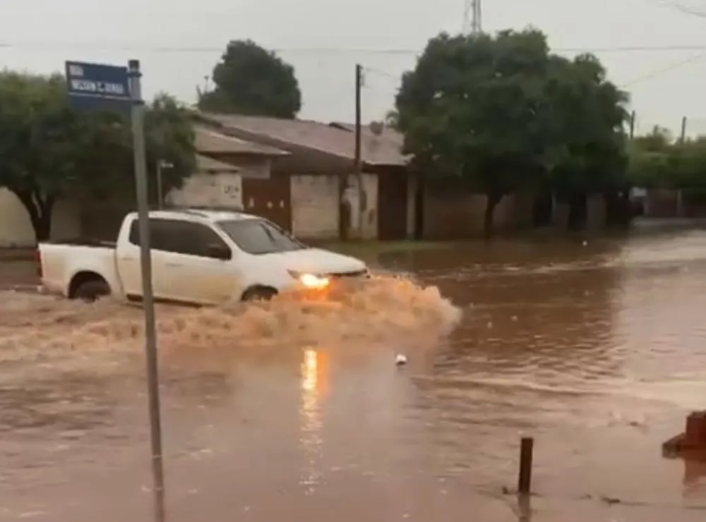 Chuva forte atinge Três Lagoas, alaga ruas e causa transtornos em diferentes pontos da cidade