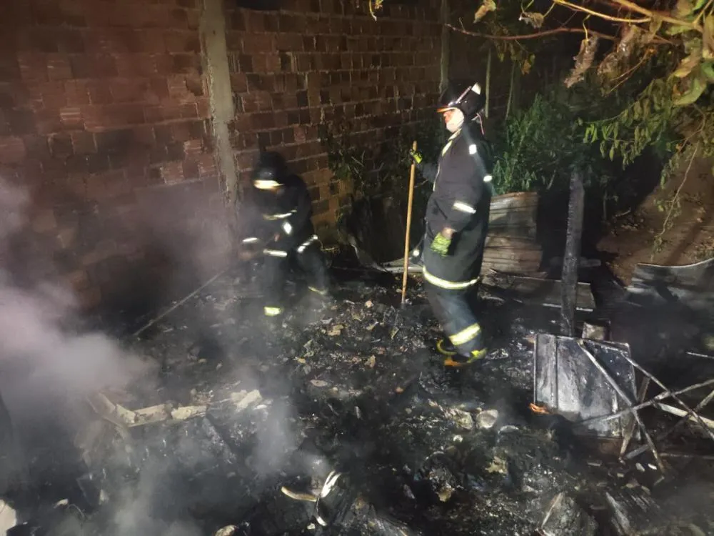 Incêndio destrói barraco e mobiliza Corpo de Bombeiros, em Três Lagoas