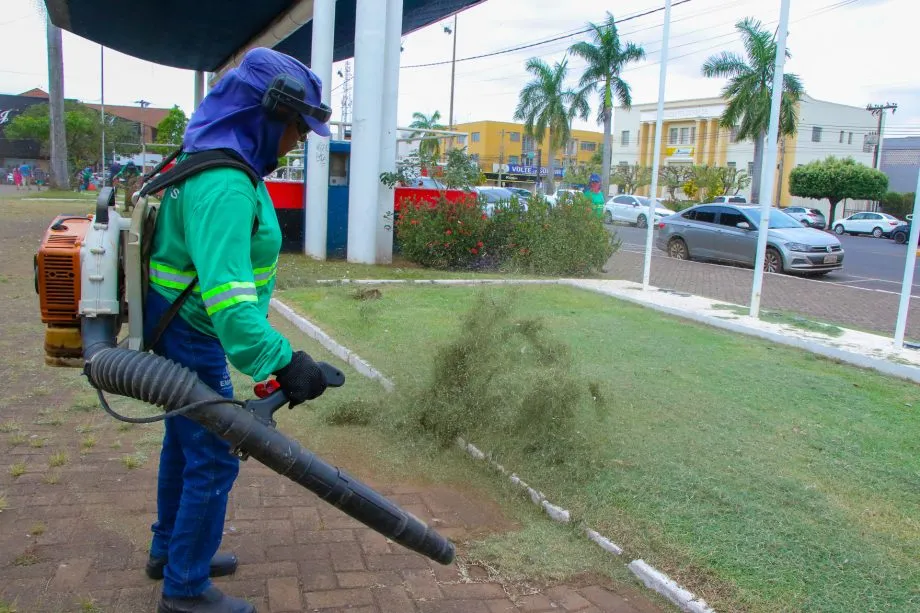 Prefeitura de Três Lagoas intensificou a limpeza de áreas verdes e já atendeu 22 espaços públicos durante o mês de outubro. (Foto: Reprodução/Prefeitura de Três Lagoas)