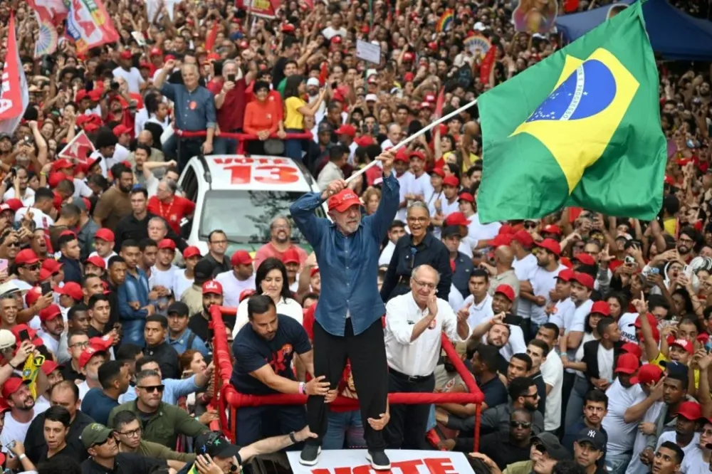 Lula vira sobre Flávio Bolsonaro, e é reeleito presidente do Brasil para quarto mandato