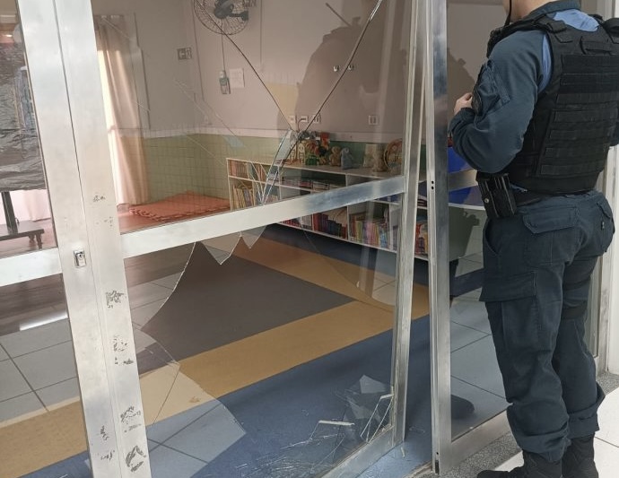 um telefone celular da unidade também foi furtado, e pais de alunos relataram ter recebido ligações de um número associado ao aparelho furtado. (Foto: Divulgação).