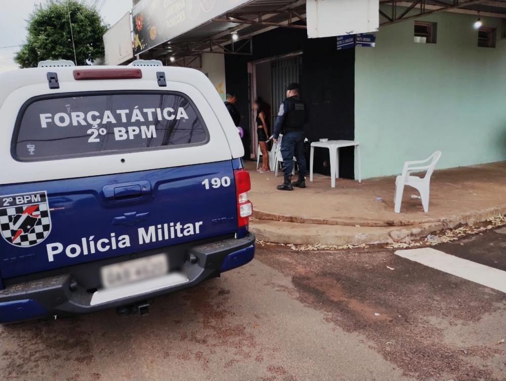mulher de 19 anos é presa por tráfico de drogas pela Força Tática. (Foto: Divulgação Policia Militar)