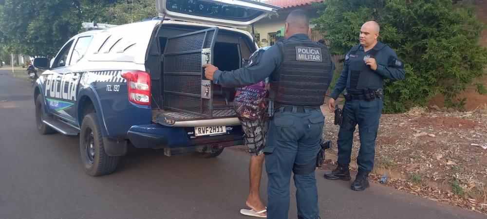 Diante dos fatos, o homem foi detido sem o uso de algemas e conduzido para a Depac, para as devidas providências legais. (Foto: Eliton Chaves/24H News MS)