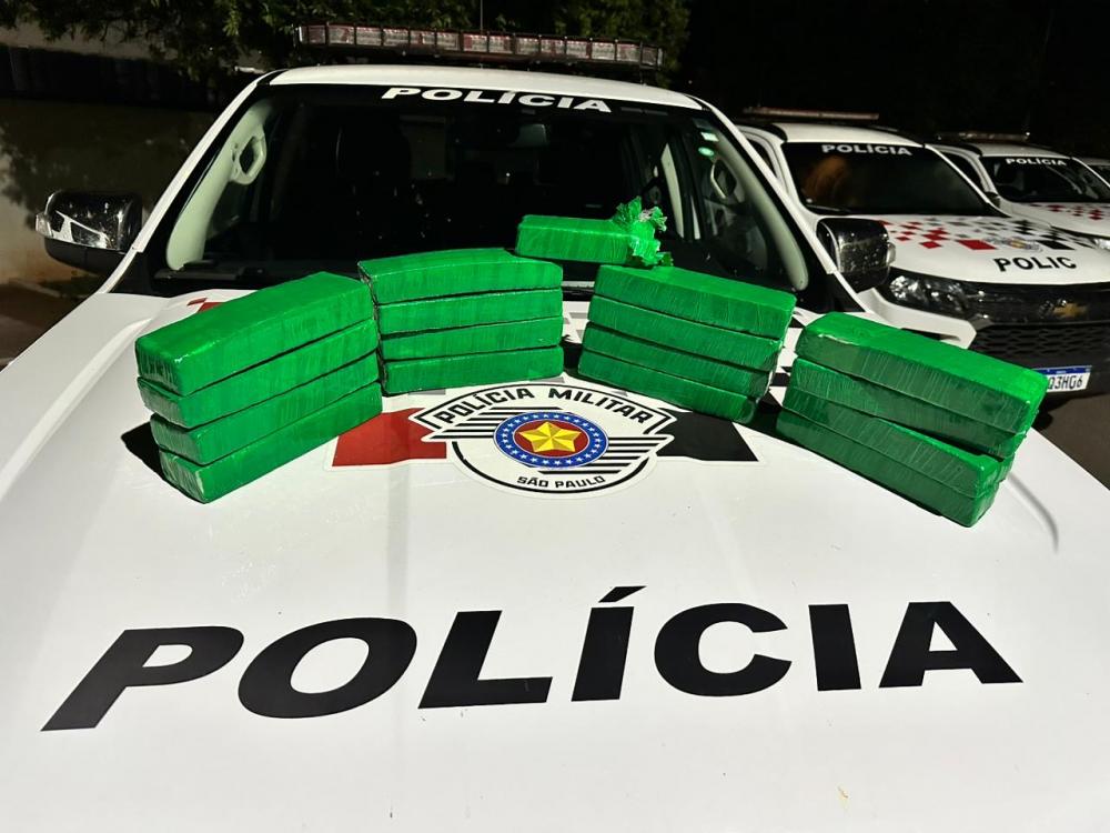 Durante a abordagem, foram encontrados 17 tijolos de maconha no assoalho do veículo, resultando na prisão dos suspeitos. (Foto: Divulgação Policia Militar)