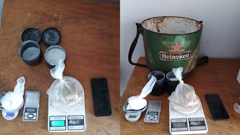 Durante a abordagem, foram encontrados 155 gramas de crack, 62 gramas de cocaína, três balanças de precisão e um celular sem identificação. (Foto: 24H News MS).