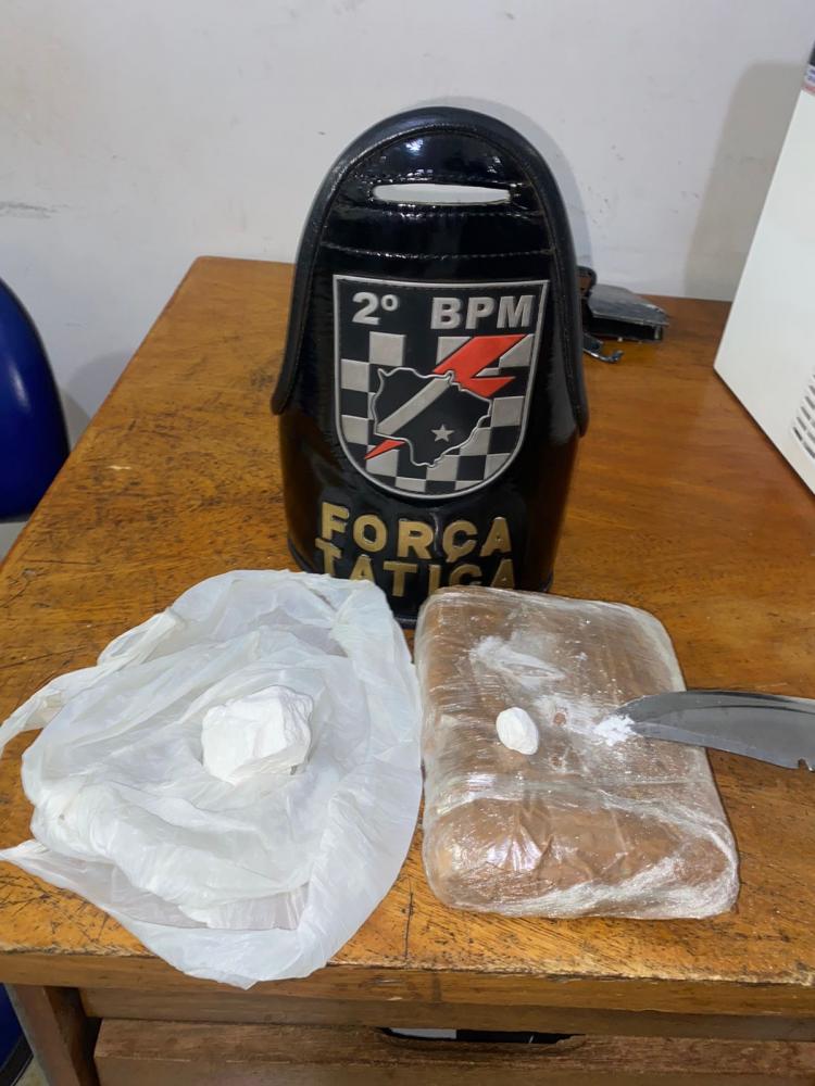 A droga foi apreendida e apresentada na Depac, juntamente com o autor. (Foto: Divulgação Polícia Militar).