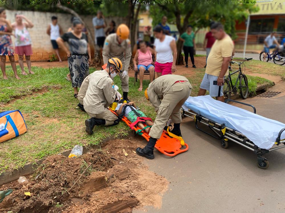 criança de 5 anos foi atropelada por uma motocicleta quando tentava atravessar a rua. (Foto: Eliton Chaves / 24H News MS)