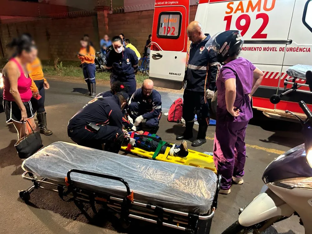 criança, devido ao impacto, caiu ao solo e sofreu escoriações diversas na face, uma fratura no fêmur na perna. (Foto: 24H News MS)