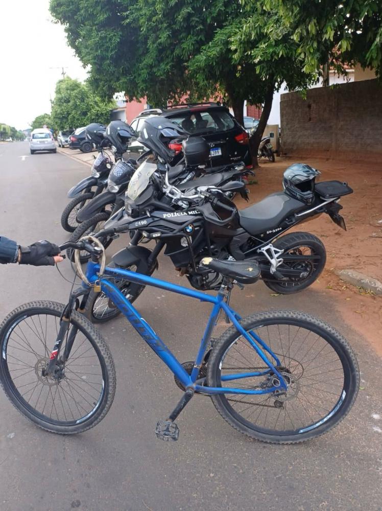 Em rápida ação Getam recupera bicicleta furtada e prende em flagrante autor de furto. (Foto:Divulgação/Polícia Militar)