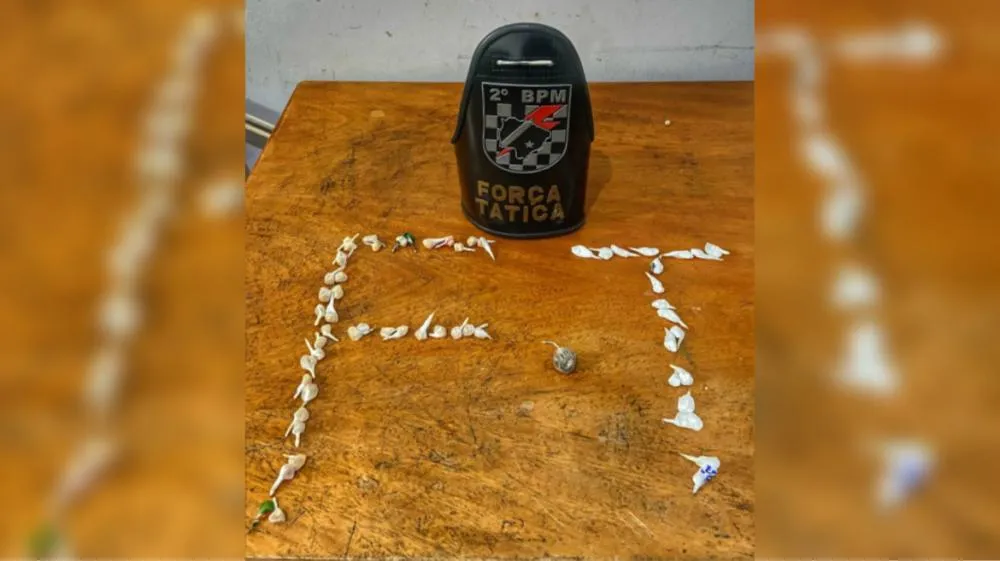 As drogas estavam embaladas de forma semelhante à porção encontrada com o usuário abordado anteriormente, prontas para comercialização. (Foto: 24H News MS)