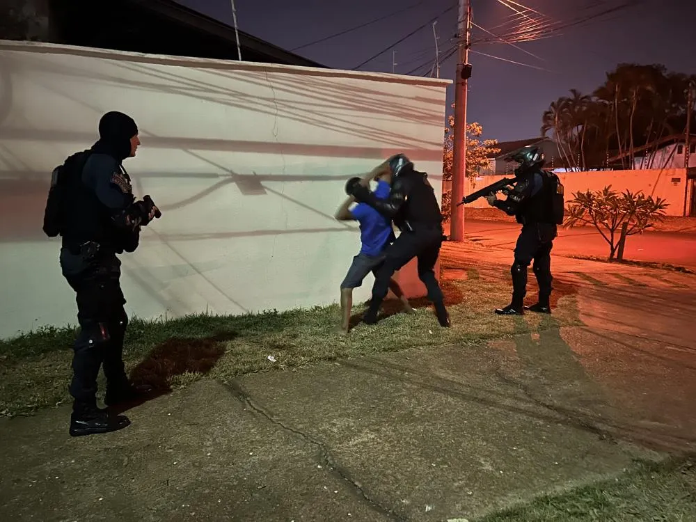 Policiais do GETAM do 2° BPM conduzem foragido à Delegacia de Polícia após abordagem. (Foto: Eliton Chaves / 24H News MS)