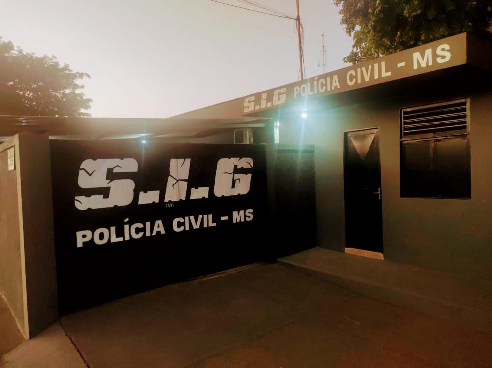Já no final da tarde de hoje, após intimação, o suspeito apresentou-se na sede da SIG acompanhado de advogados. (Foto: Policia Civil)