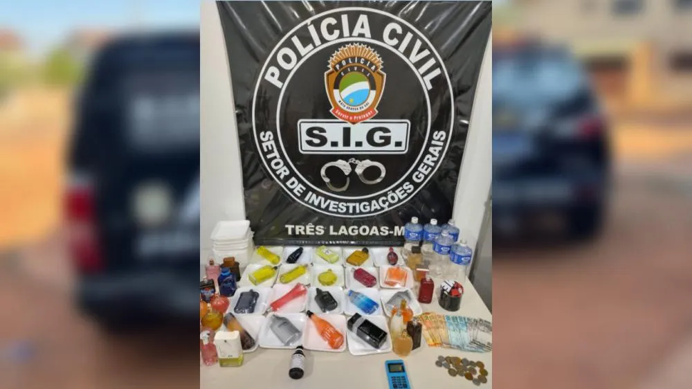 Tudo era feito manualmente no chão de um quarto, sem qualquer espécie de pesagens ou medições, nem higienização. (Foto:Divulgação Polícia Civil)