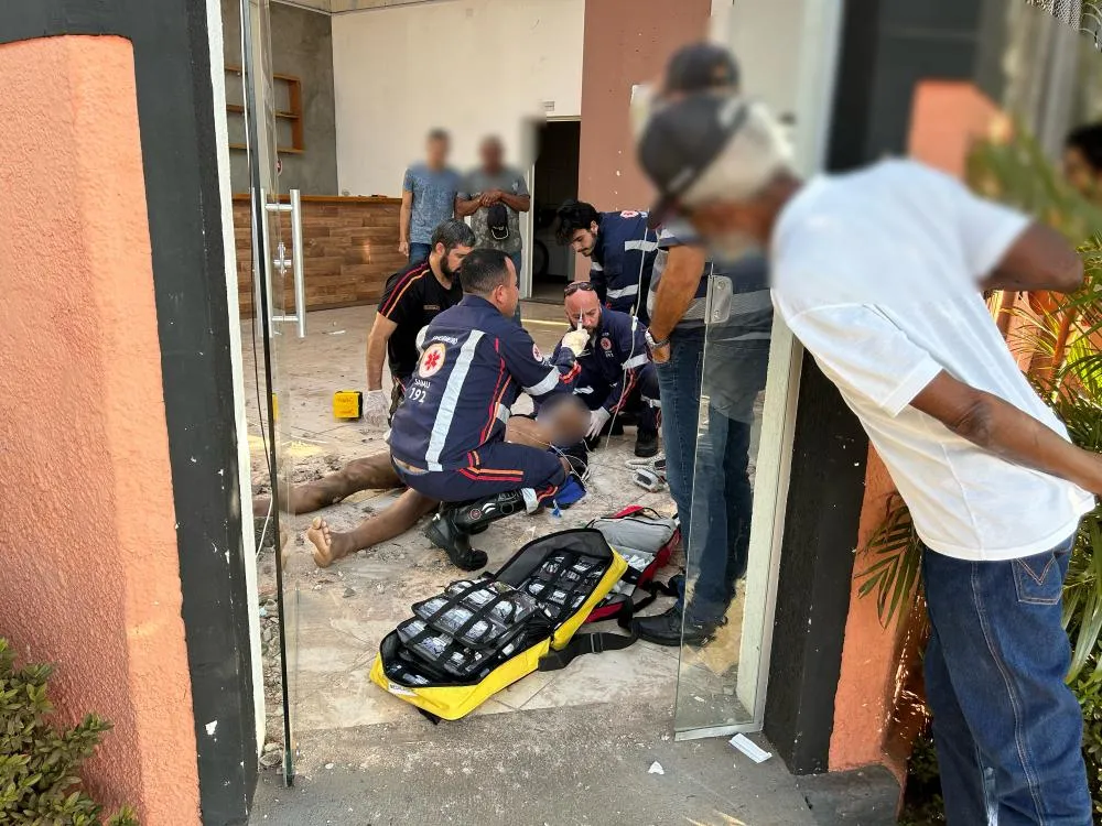 Graças à pronta intervenção da equipe Alfa do SAMU, que realizou duas tentativas de desfibrilação, o jovem foi reanimado. (Foto: Eliton Chaves / 24H News MS)