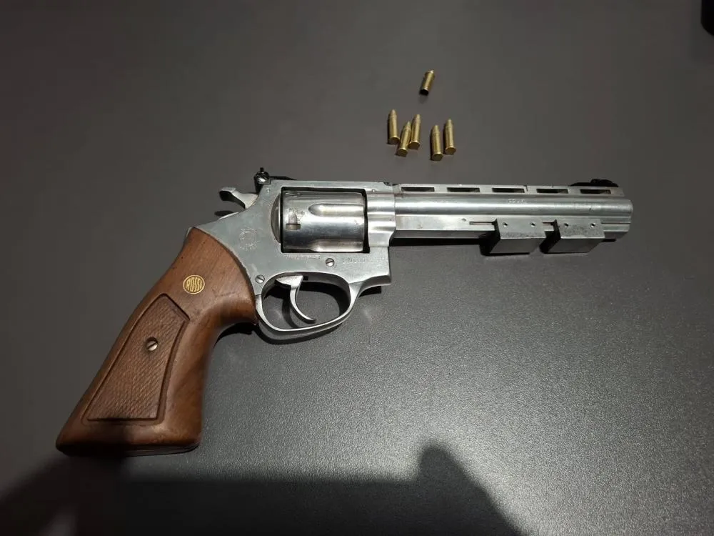 Revólver calibre .22 e munições apreendidos pela Polícia Militar na residência do casal em Selvíria, após tentativa de feminicídio. (Imagem: 24H News MS)