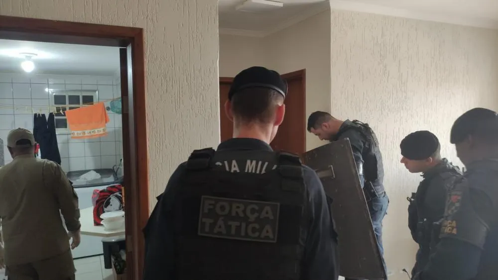 A Força Tática, agiu rapidamente para resolver uma crise no centro de Três Lagoas, salvaguardando a integridade do envolvido. (Imagem: Divulgação)