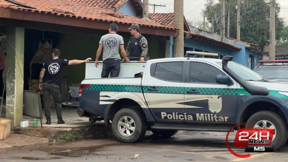 Os suspeitos, dois homens de 21 e 47 anos, foram detidos para prestar esclarecimentos e responder às acusações de furto e crime ambiental. (Imagem: 24H News MS)