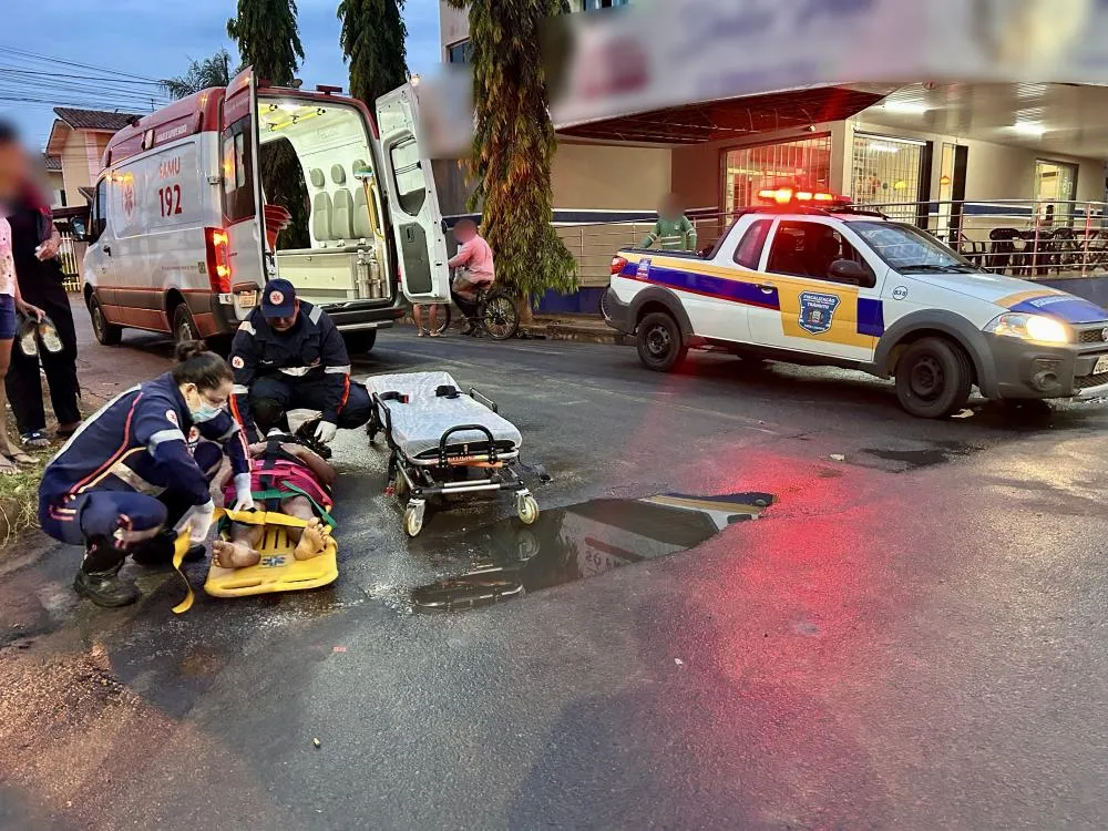 Equipe do SAMU presta socorro à criança de 11 anos, ferida em acidente no bairro Paranapungá. (Imagem: Eliton Chaves / 24H News MS).
