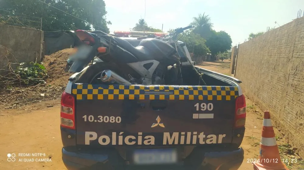 Ao consultar nos sistemas policiais, foi confirmado que o veículo tinha registro de furto e havia sido usado em um assalto ao Posto de Combustível. (Imagem: 24H News MS)