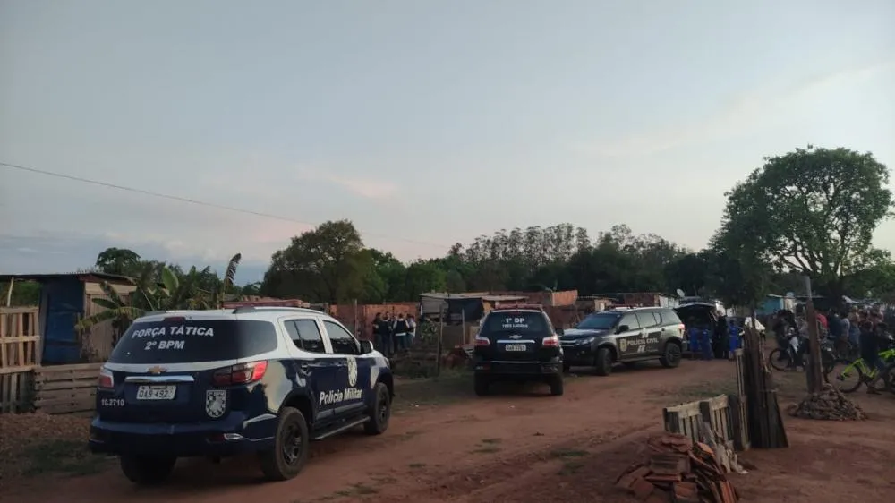 Força Tática apreende drogas e simulacro de arma de fogo em operação na Vila São João. (Imagem: Eliton Chaves / 24H News MS)