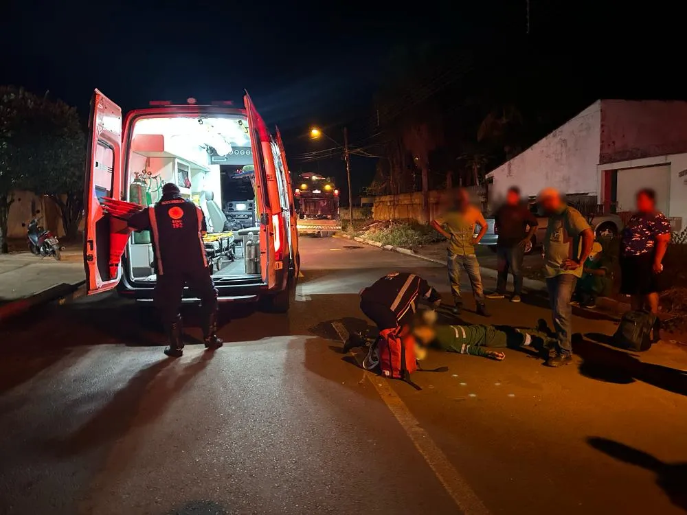 O Samu prestou os primeiros socorros ao gari, que, apesar do susto, não apresentou fraturas aparentes. (Imagem: Eliton Chaves / 24H News MS).