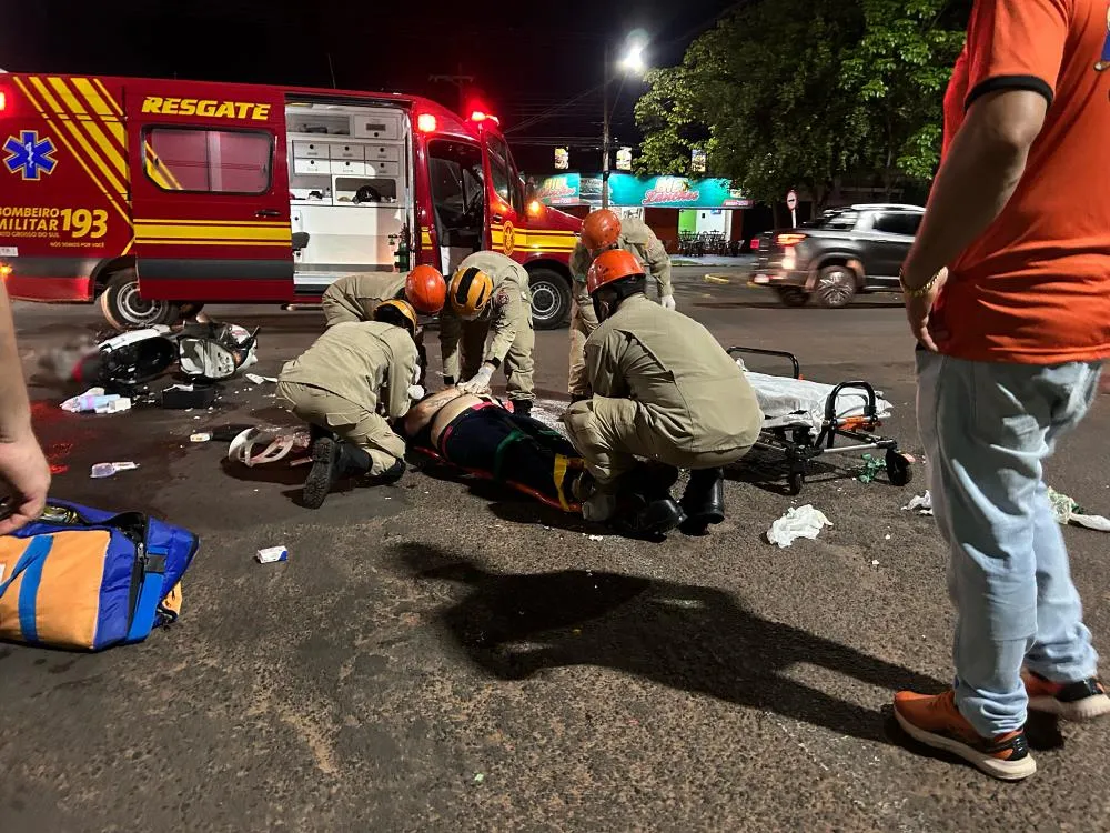 Os militares do Corpo de Bombeiros isolaram parte da via para garantir a segurança durante o atendimento a vítima. (Imagem: Eliton Chaves / 24H News MS).