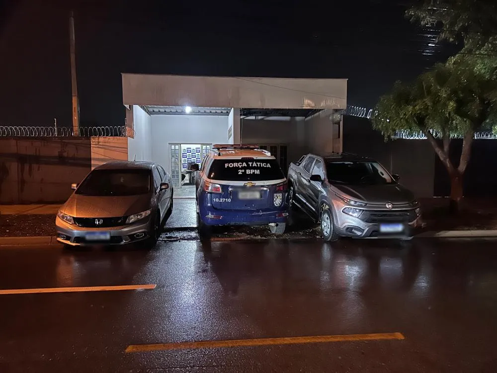 Os veículos apreendidos foram removidos para perícia, onde será feita uma análise detalhada dos elementos identificadores para apurar todas as possíveis adulterações. (Imagem: Eliton Chaves / 24H News MS)