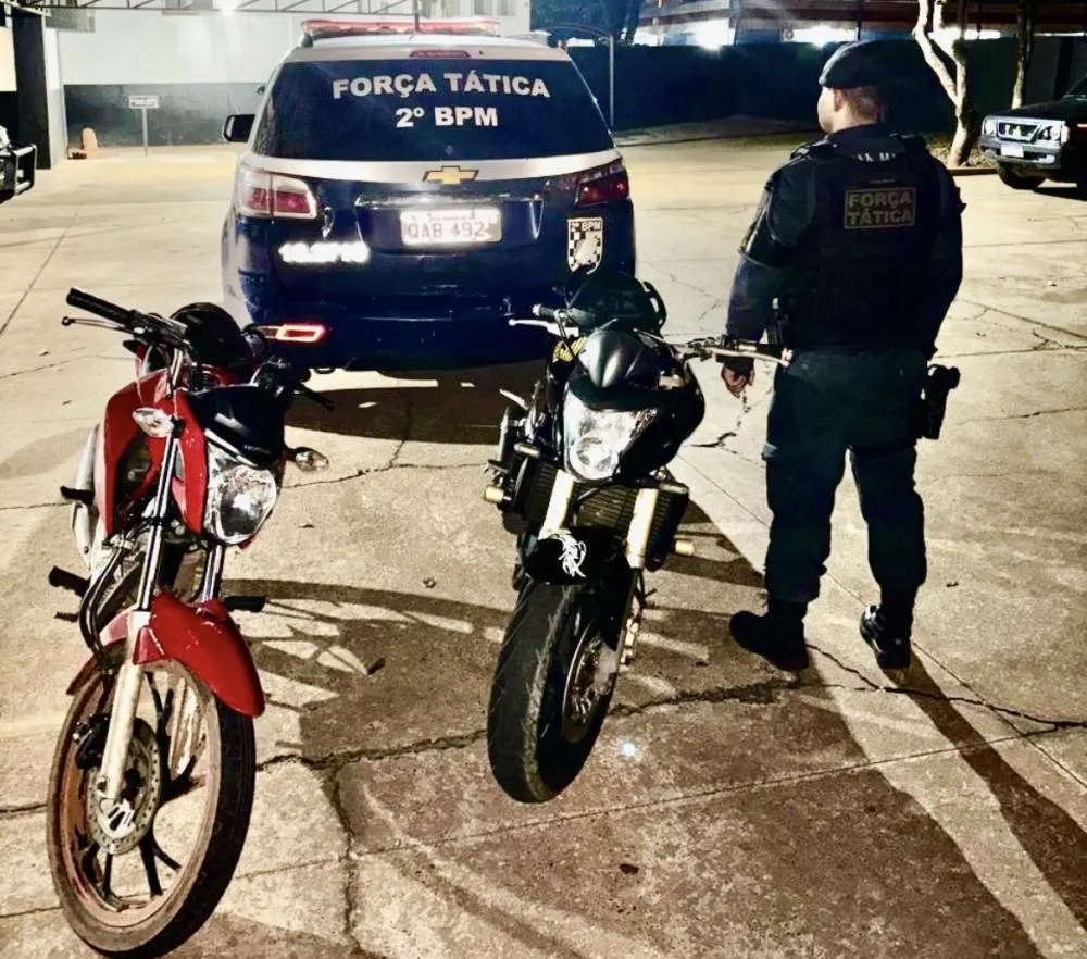 Os adolescentes de 14 e 17 anos, confessaram a participação nos furtos e informaram o local onde as motocicletas estavam escondidas, em um matagal no bairro Vila Piloto. (Imagem: 24H News MS)
