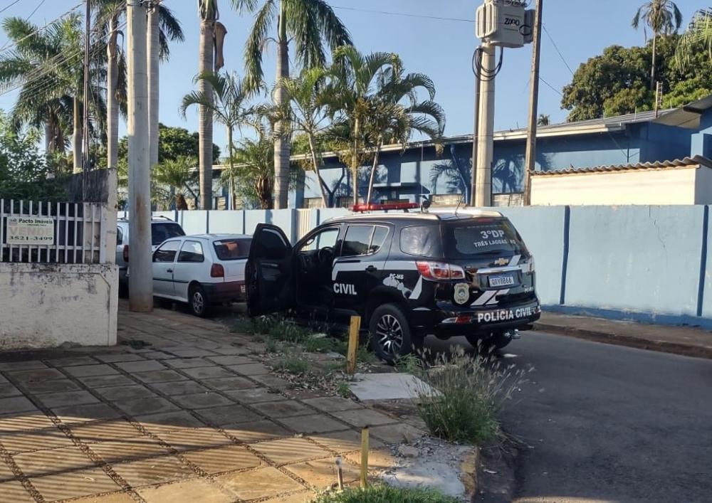 A vítima, que trabalha na escola municipal, confirmou o furto ao verificar seu veículo. (Foto: Divulgação Policia Militar)
