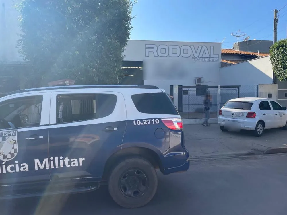A vítima relatou às autoridades que foi levada pela BR-158 até a rotatória da MS-320 e solta em uma estrada de terra na região de Alto Sucuriú. 