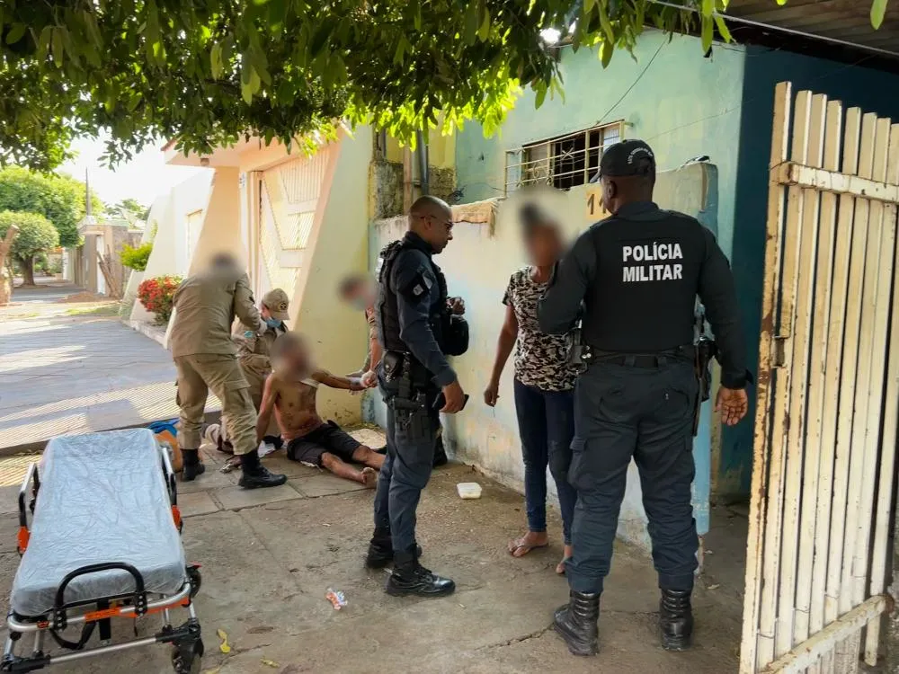 Rádio Patrulha prende mulher em flagrante por tentativa de homicídio no bairro Interlagos, após esfaquear companheiro durante discussão. (Imagem: Eliton Chaves / 24H News MS)