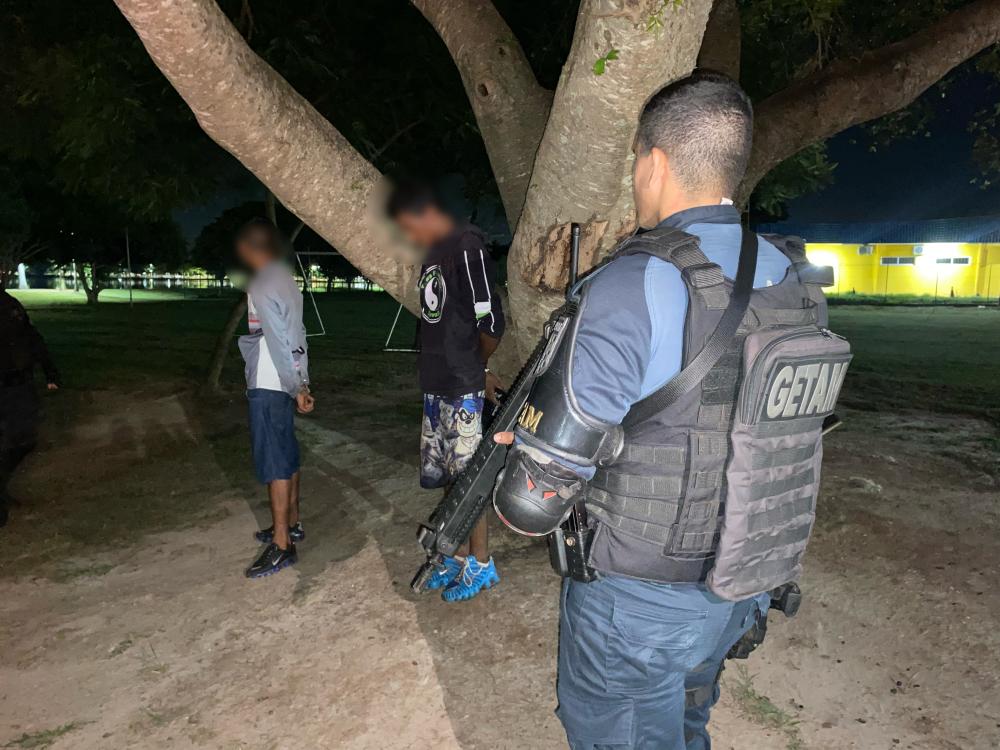 Ambos os detidos possuem extensa ficha criminal, incluindo passagens por furto, tráfico, associação criminosa, ameaça e vias de fato, entre outras. - Foto: Eliton Chaves