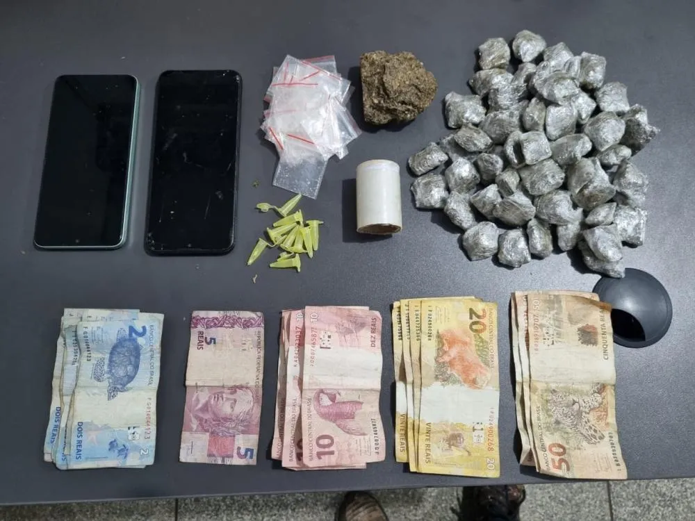 Drogas e materiais apreendidos pela Polícia Militar no bairro Novo Oeste, Três Lagoas. (Imagem: 24H News MS)