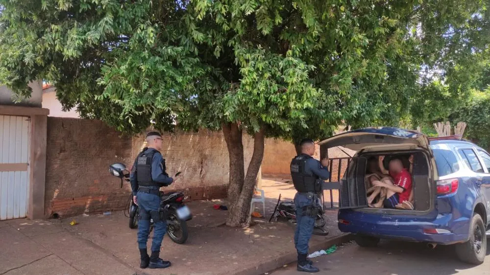 Força Tática do 2ºBPM de Três Lagoas realiza apreensão de drogas e detenção de jovens em operação no bairro Vila Piloto. (Imagem: 24H News MS).