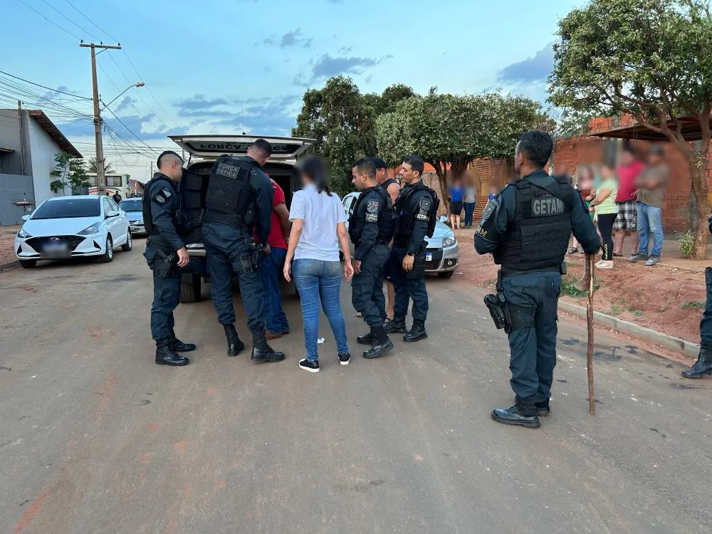 Equipe do GETAM em ação no bairro Santa Júlia, em Três Lagoas, durante contenção de homem armado com foice que invadiu casa vizinha. (Imagem: Eliton Chaves / 24H News MS).