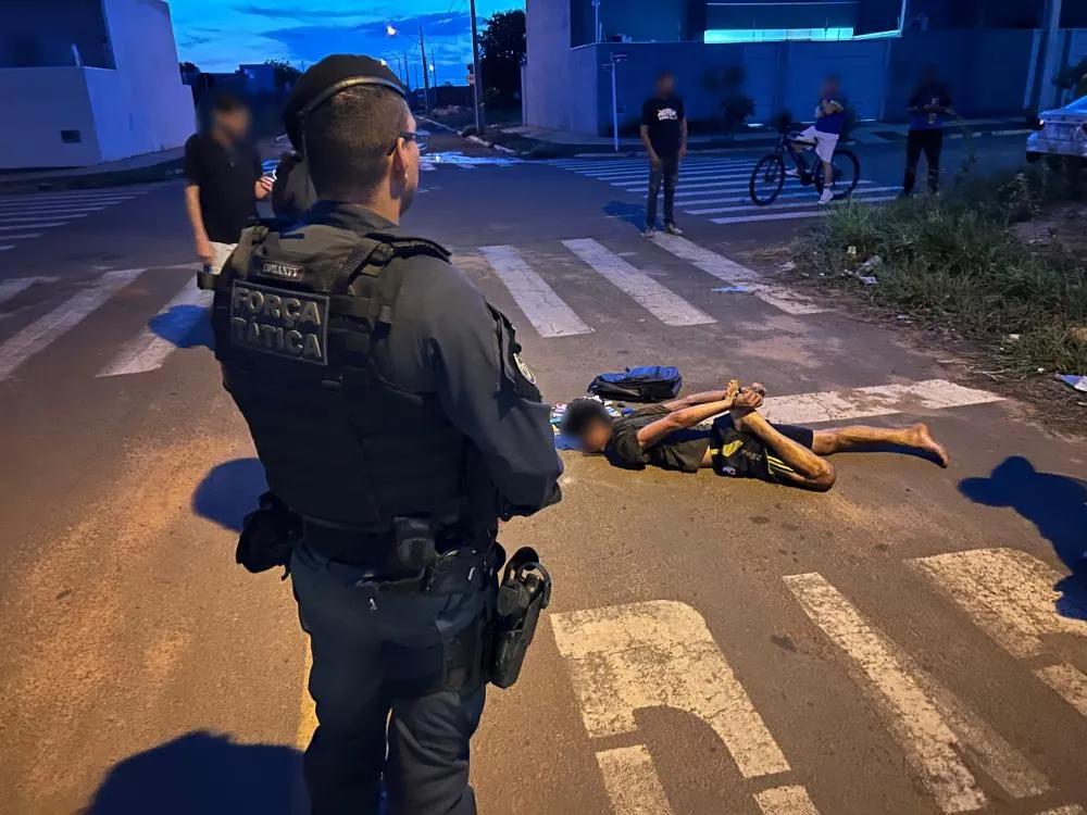 Durante a tentativa de fuga, o homem foi contido pelos moradores e imobilizado até a chegada da Força Tática, no bairro Bela Vista em Três Lagoas. (Imagem: Eliton Chaves / 24H News MS)