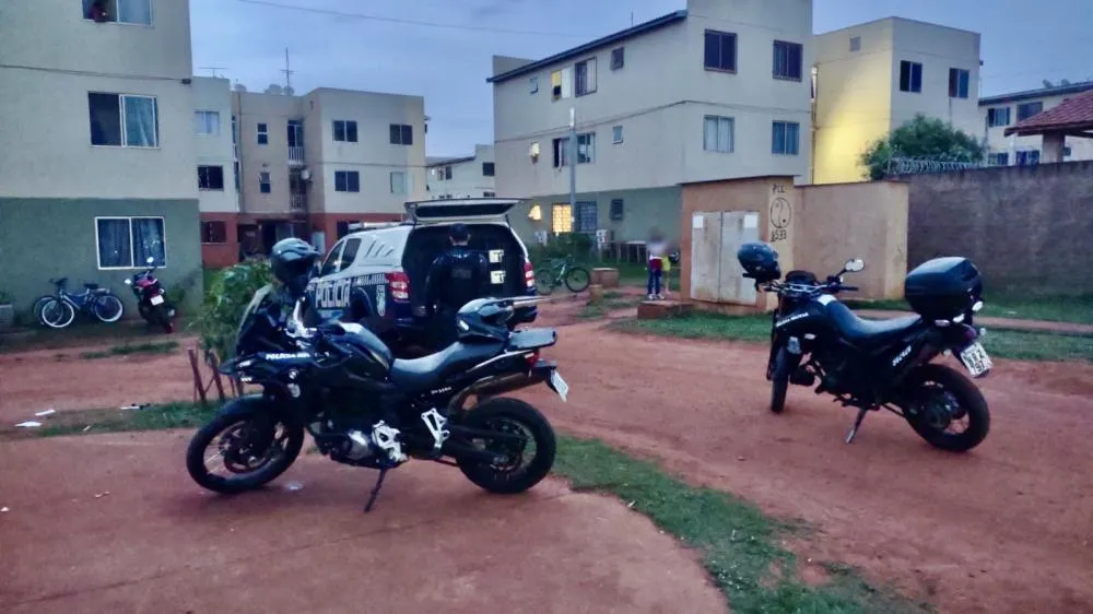 Drog4s e materiais apreendidos pela Força Tática e GETAM no Residencial Orestinho, em Três Lagoas, durante flagrante de tráf1co. (Imagem:Divulgação Policia Militar)