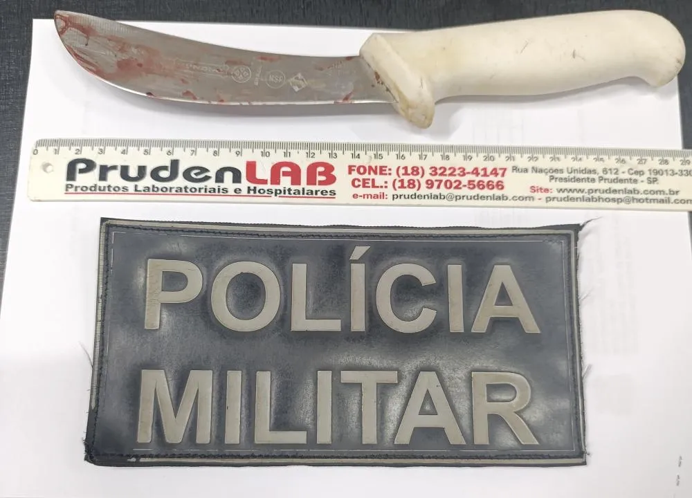 Equipe da Rádio Patrulha do 2º Pelotão de Brasilândia prendeu o jovem em flagrante na casa onde o crime aconteceu. A faca usada no homicídio foi apreendida. (Imagem: 24H News MS)