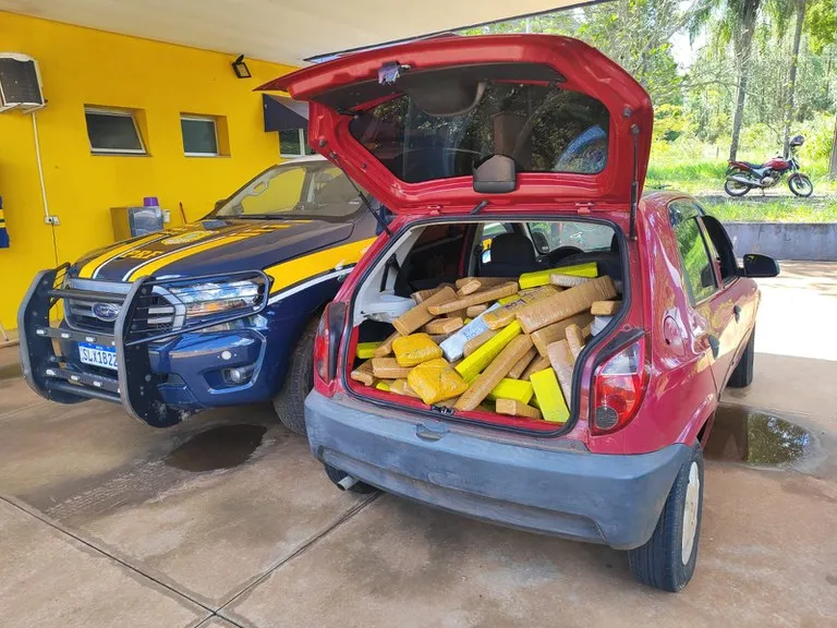 Droga apreendida pela PRF em Três Lagoas estava escondida em um Chevrolet Celta; motorista foi detido após perseguição na BR-262.