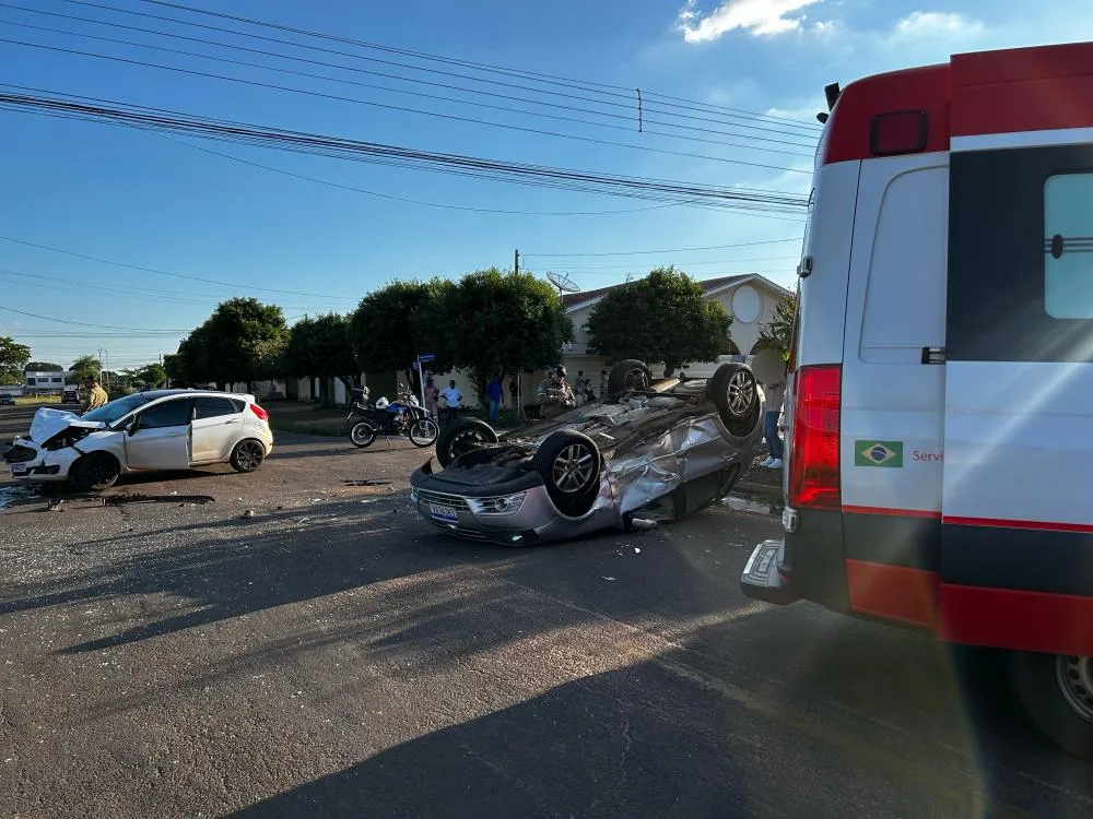 VW Golf capotou após ser atingido por Ford Fiesta que invadiu a preferencial no Jardim Primaveril; acidente foi registrado por câmera de segurança. (Imagem: Eliton Chaves / 24h News MS)
