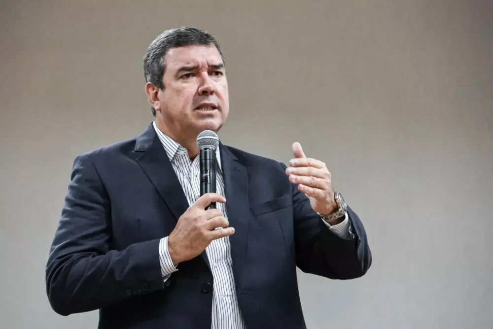Governador Eduardo Riedel durante coletiva onde se posicionou contra bloqueios promovidos pelo MST e falou sobre articulações políticas no Estado. (Imagem:Nathalia Alcântara, Midiamax)