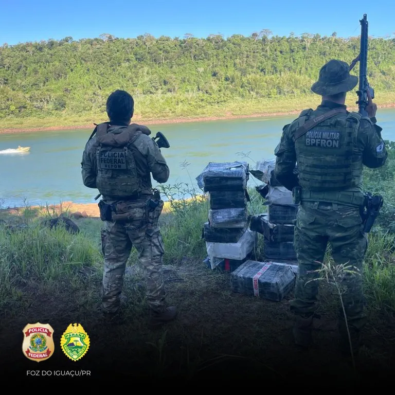Policiais encontraram 445 kg de maconha camuflados em pacotes nas margens do Rio Paraná.