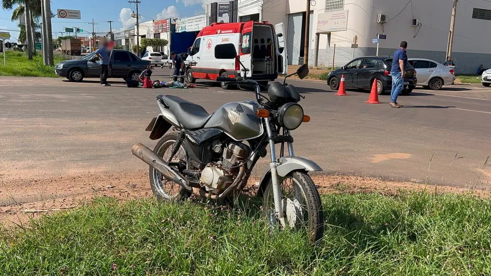 Equipe do SAMU atende motociclista ferido após colisão com carro na Avenida Ranulpho Marques Leal — Foto: Eliton Chaves/24H News MS
