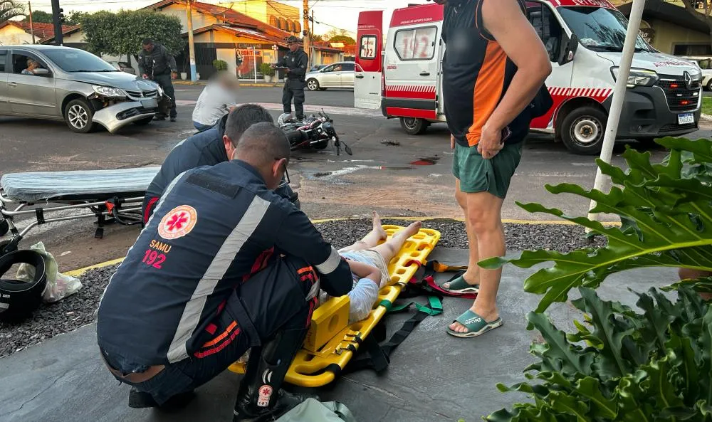O acidente ocorreu no cruzamento da Avenida Filinto Muller com a Rua Alfredo Justino e mobilizou equipes do SAMU, Corpo de Bombeiros e Pelotão de Trânsito da PM. (Imagem: Eliton Chaves / 24h News MS)