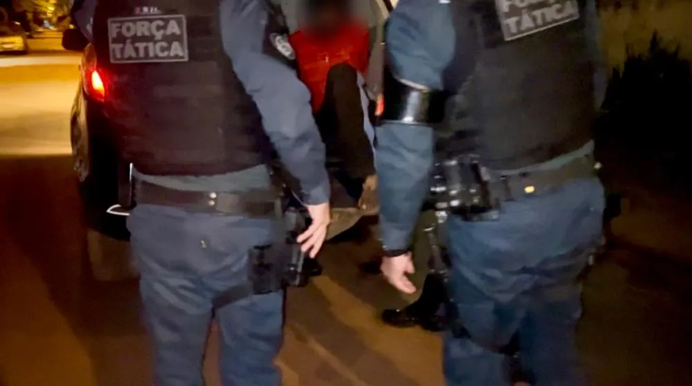O suspeito foi localizado e preso pela Força Tática, em uma residência próxima à casa das vítimas. (Imagem: Eliton Chaves / 24h News MS).